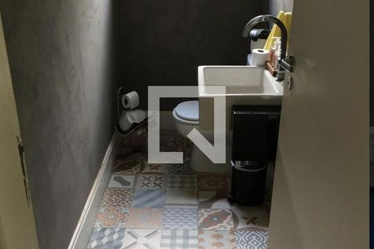 Banheiro  de casa à venda com 4 quartos, 220m² em Vila Aurora, São Paulo