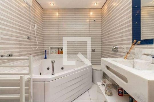 Banheiro de casa à venda com 3 quartos, 270m² em Parque Sao Domingos, São Paulo