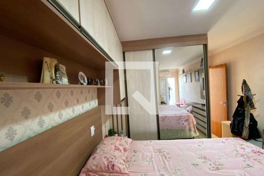 Quarto de casa à venda com 3 quartos, 300m² em Parque Sao Domingos, São Paulo