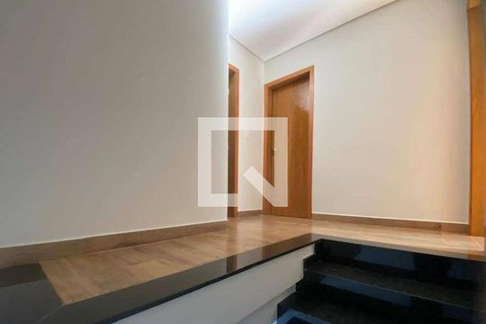 Quarto de casa à venda com 3 quartos, 300m² em Parque Sao Domingos, São Paulo