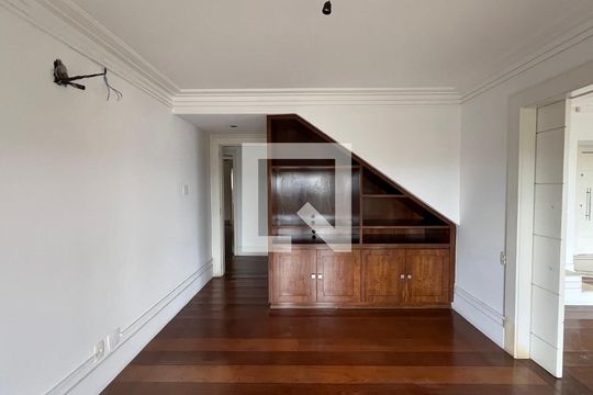 Sala de TV de apartamento à venda com 4 quartos, 525m² em Alto de Pinheiros, São Paulo