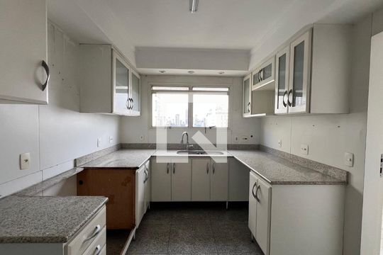Cozinha 2 de apartamento à venda com 4 quartos, 525m² em Alto de Pinheiros, São Paulo