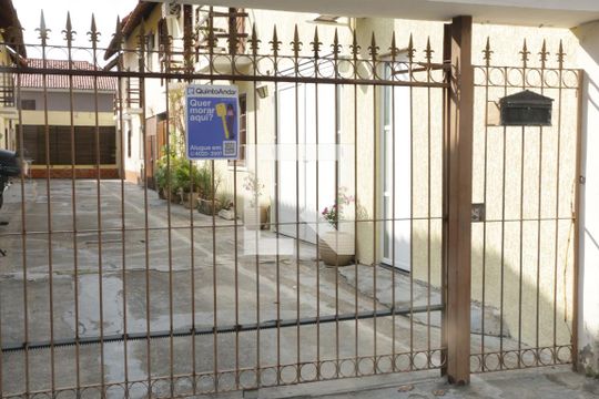 Fachada + Placa de casa para alugar com 3 quartos, 120m² em Luz, Nova Iguaçu