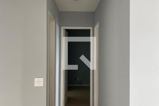 Corredor de apartamento para alugar com 2 quartos, 61m² em Jardim Tupanci, Barueri