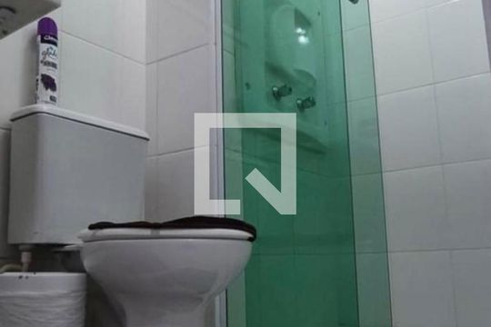 Banheiro de apartamento para alugar com 2 quartos, 61m² em Jardim Tupanci, Barueri
