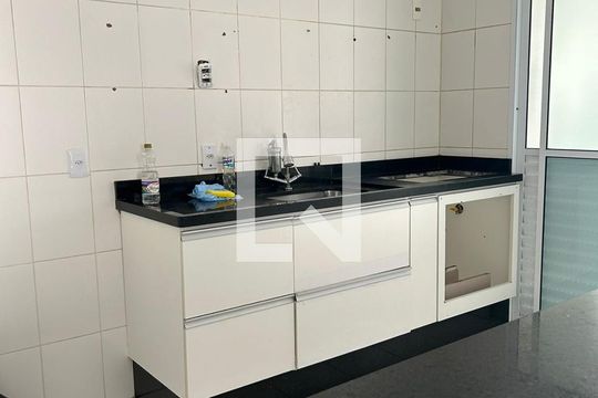 Cozinha de apartamento para alugar com 2 quartos, 61m² em Jardim Tupanci, Barueri