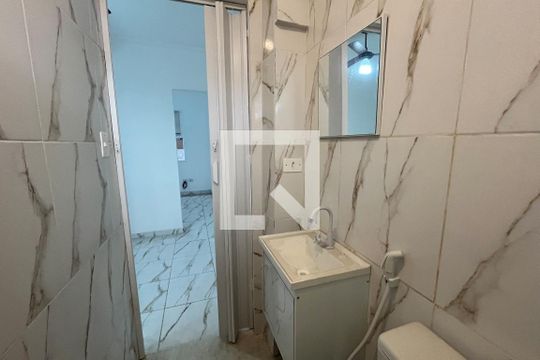 Banheiro de kitnet/studio para alugar com 1 quarto, 34m² em Ponta da Praia, Santos