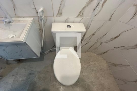 Banheiro de kitnet/studio para alugar com 1 quarto, 34m² em Ponta da Praia, Santos