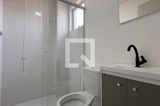 Banheiro de kitnet/studio para alugar com 1 quarto, 25m² em Ferreira, São Paulo