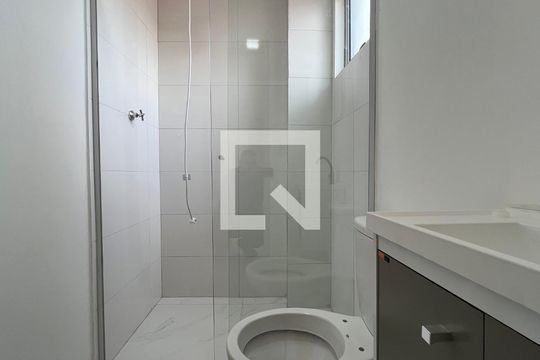 Banheiro de kitnet/studio para alugar com 1 quarto, 25m² em Ferreira, São Paulo