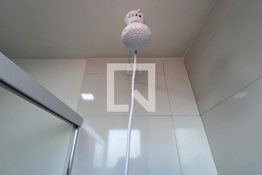Banheiro de kitnet/studio para alugar com 1 quarto, 25m² em Ferreira, São Paulo