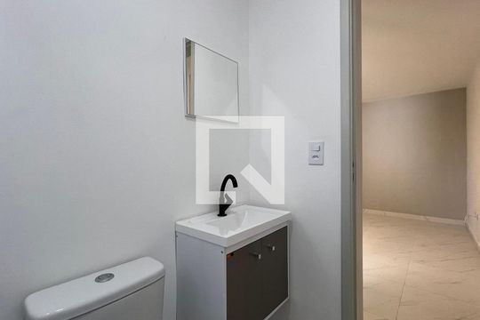 Banheiro de kitnet/studio para alugar com 1 quarto, 25m² em Ferreira, São Paulo