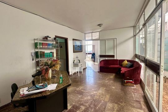 Sala de casa à venda com 5 quartos, 246m² em Barroca, Belo Horizonte