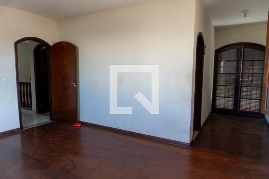 Casa para alugar com 4 quartos, 550m² em Jardim Santa Maria, Jacareí