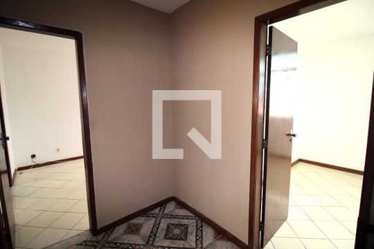Hall da escada 2º piso de casa à venda com 5 quartos, 350m² em Vila Kosmos, Rio de Janeiro