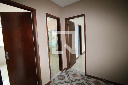 Hall da escada 2º piso de casa à venda com 5 quartos, 350m² em Vila Kosmos, Rio de Janeiro