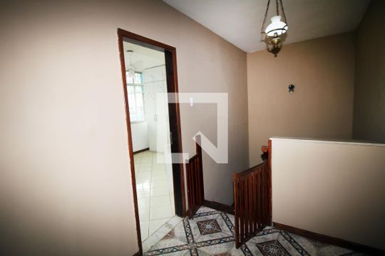 Hall da escada 2º piso de casa à venda com 5 quartos, 350m² em Vila Kosmos, Rio de Janeiro