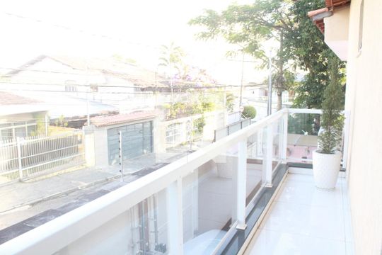 Sacada de casa à venda com 4 quartos, 249m² em Vila Rosalia, Guarulhos