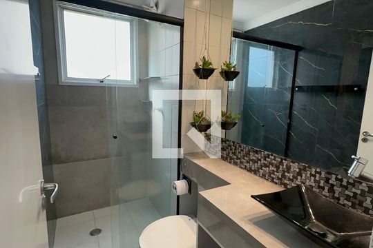 Banheiro Social de apartamento à venda com 2 quartos, 51m² em Centro, Barueri
