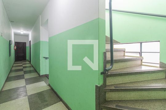 Escadas de apartamento à venda com 1 quarto, 54m² em Partenon, Porto Alegre
