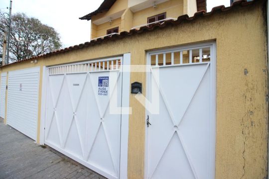 Fachada de casa à venda com 3 quartos, 189m² em Vila Yara, Osasco