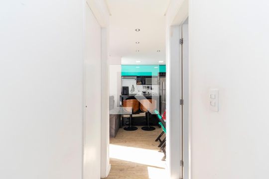 Corredor de apartamento para alugar com 2 quartos, 45m² em Vila Carmosina, São Paulo