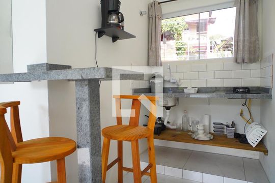 Cozinha de kitnet/studio para alugar com 1 quarto, 30m² em Barra da Lagoa, Florianópolis