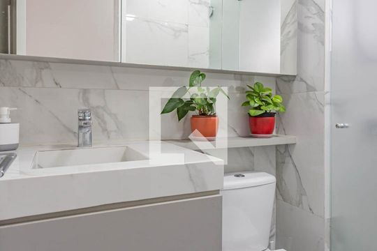 Banheiro de apartamento para alugar com 2 quartos, 50m² em Sacoma, São Paulo