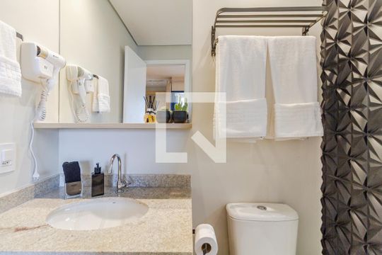 Banheiro Social de kitnet/studio à venda com 1 quarto, 25m² em Vila Madalena, São Paulo