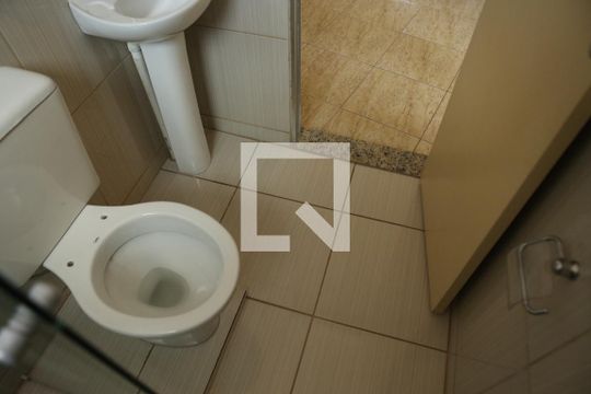 Banheiro Social de apartamento para alugar com 2 quartos, 48m² em Olaria, Belo Horizonte