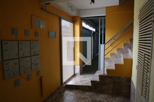 Escada de apartamento para alugar com 2 quartos, 48m² em Olaria, Belo Horizonte