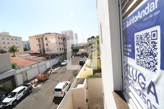 Plaquinha de apartamento para alugar com 2 quartos, 81m² em Santa Mônica, Uberlândia