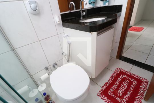 Banheiro Social de apartamento para alugar com 2 quartos, 81m² em Santa Mônica, Uberlândia