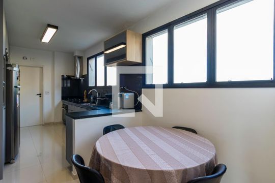 Cozinha de apartamento à venda com 5 quartos, 250m² em Vila Suzana, São Paulo