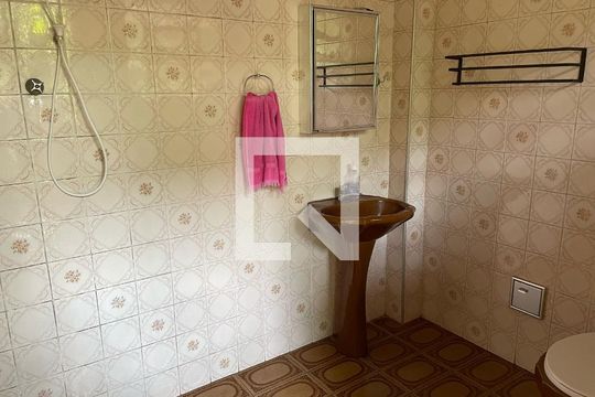 Banheiro de casa à venda com 3 quartos, 240m² em Km 18, Osasco