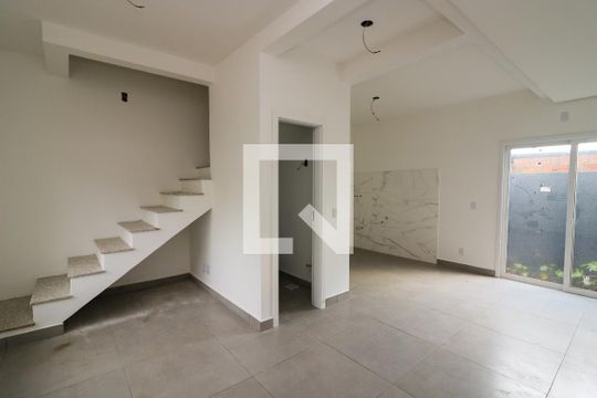 Sala de casa de condomínio à venda com 2 quartos, 70m² em Nonoai, Porto Alegre