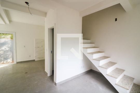 Sala de casa de condomínio à venda com 2 quartos, 70m² em Nonoai, Porto Alegre