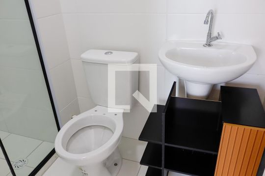 Banheiro de apartamento para alugar com 2 quartos, 46m² em Quitaúna, Osasco