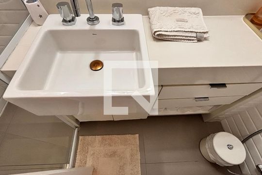 Banheiro de apartamento à venda com 1 quarto, 38m² em Vila Nova Conceição, São Paulo