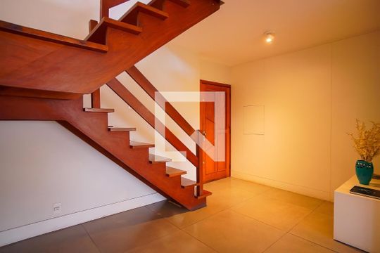 Hall de entrada de apartamento à venda com 3 quartos, 257m² em Vila Ipiranga, Porto Alegre