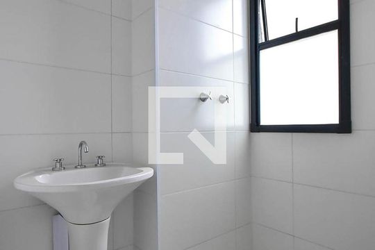 Banheiro de apartamento à venda com 2 quartos, 47m² em Vila Suzana, São Paulo