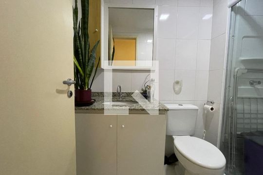 Banheiro Social de apartamento para alugar com 2 quartos, 74m² em Jardim Arpoador, São Paulo