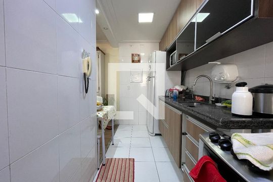 Cozinha de apartamento para alugar com 2 quartos, 74m² em Jardim Arpoador, São Paulo