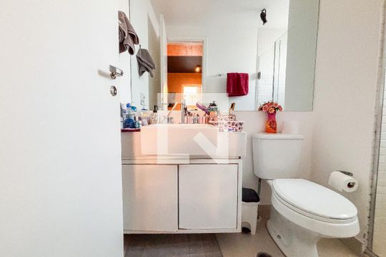 Banheiro de apartamento à venda com 1 quarto, 130m² em Sumaré, São Paulo