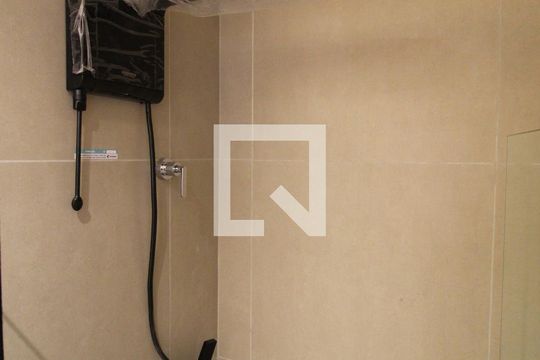 Banheiro de kitnet/studio para alugar com 1 quarto, 27m² em Vila Olímpia, São Paulo