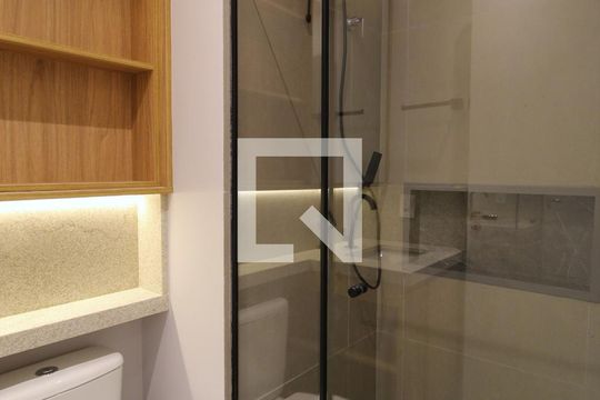Banheiro de kitnet/studio para alugar com 1 quarto, 27m² em Vila Olímpia, São Paulo