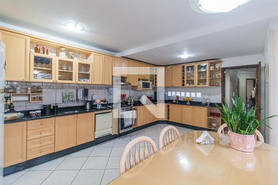 Cozinha de apartamento à venda com 3 quartos, 235m² em Santo Antônio, Porto Alegre