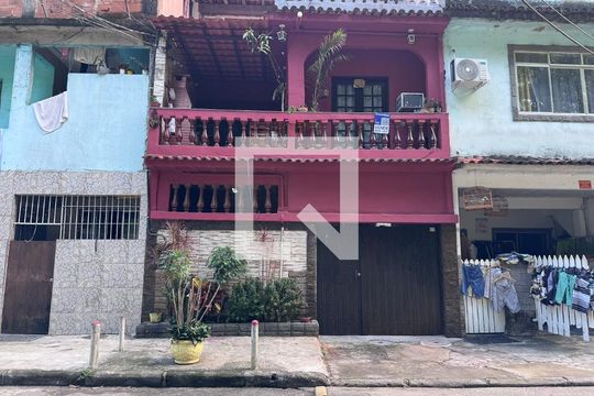Fachada de casa à venda com 4 quartos, 215m² em Vargem Pequena, Rio de Janeiro