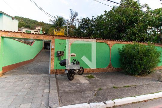 Fachada de casa à venda com 3 quartos, 680m² em Itaipu, Niterói