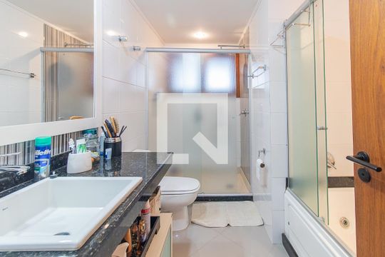 Banheiro da Suíte de casa de condomínio à venda com 3 quartos, 382m² em Cristal, Porto Alegre